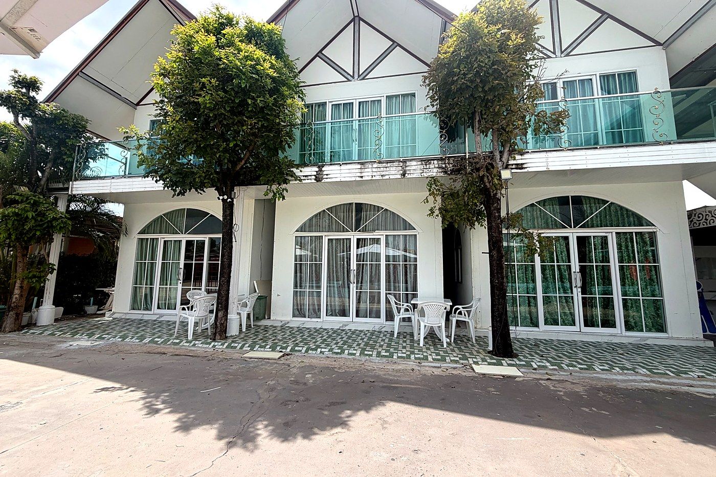 Wohnhäuser des Resorts mit Terrassen und Balkonen