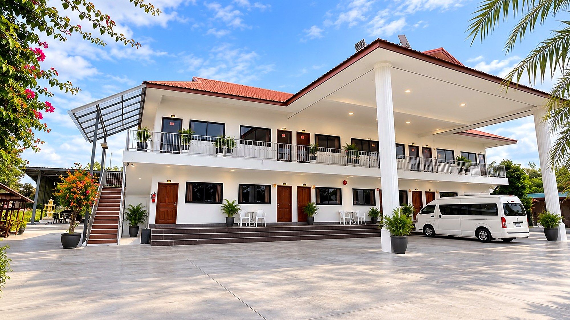 Haupthaus des Resorts mit Vorfahrt und Balkonen