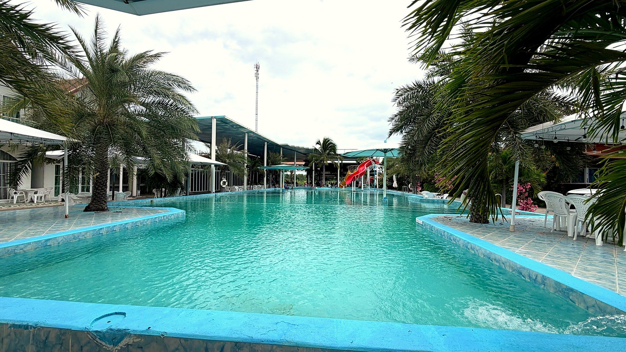 Pool des Resorts, gesäumt von Palmen