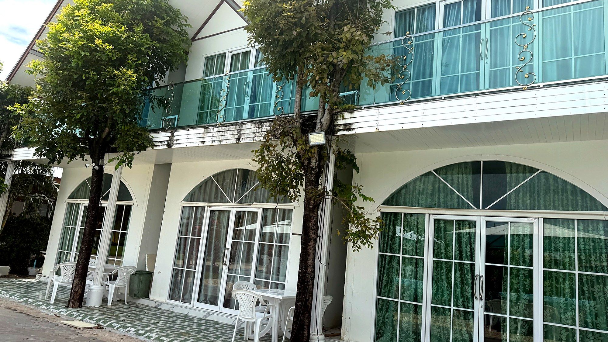 Wohnhäuser des Resorts mit Balkonen und Terrassen